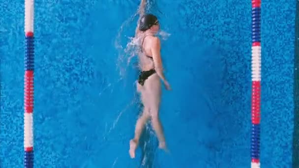 Una donna dimostra uno stile di nuoto strisciante prefetto . — Video Stock