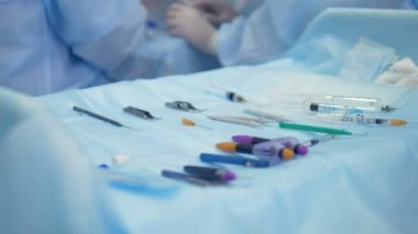 Cihazlar ve mikroskobik göz ameliyat sırasında hasta karyolası yakın.