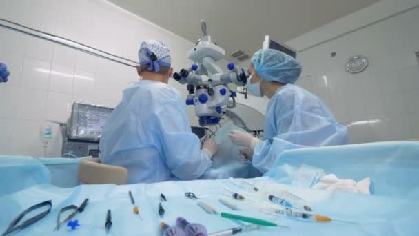 Хирургия в операционной . — стоковое видео