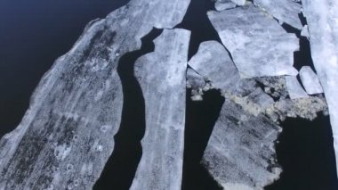 Nehrin ortasında yüzen büyük buz levha.