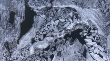 Kırık Nehri buz üzerinde dönen bir görünüm.