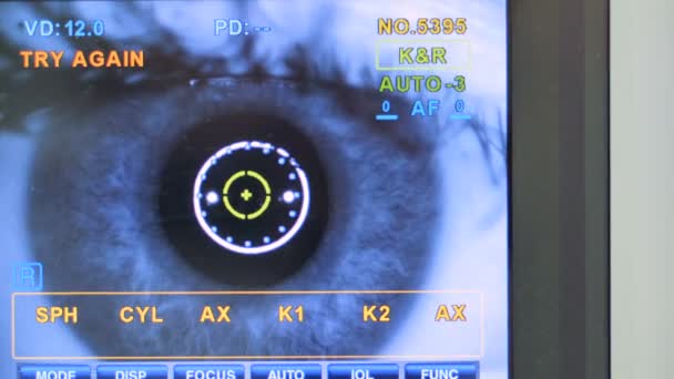 Una pantalla moderna de autorefractometers que muestra como parpadean los ojos humanos consiguen probados. 4K . — Vídeo de stock