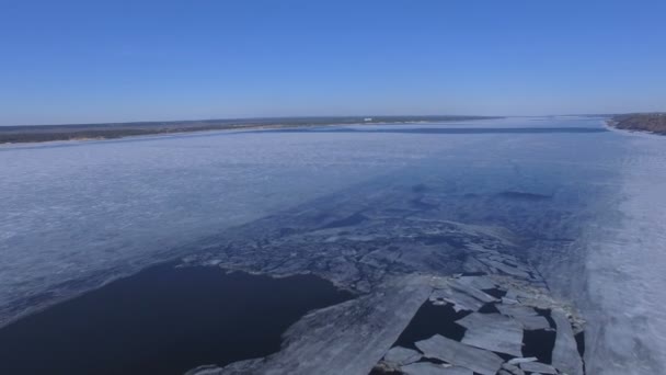 Ein breiter gefrorener Fluss mit einigem Eis. — Stockvideo