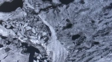 Su yüzey buz erimeye başlayan Üstten Görünüm.