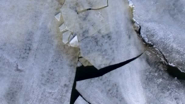 Gruby lód płyty leżące nad rzeka mętne wody. — Wideo stockowe