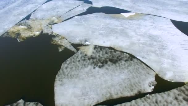 Une caméra s'éloigne de la rivière avec de la glace dégelante . — Video