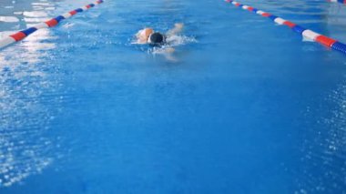 Kamera için hareketli bir yavaş hareket geri gezinmede bir yüzücü.