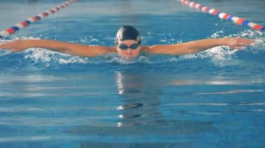 Bir yüzücü gözlük kelebek tarzda hareket içinde açık bir görünüm.