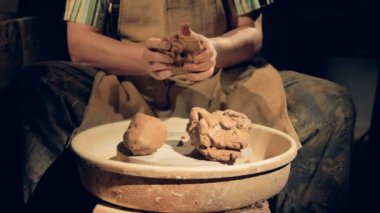 Potters el ham kil birkaç büyük topaklar üzerinde çalışmak.