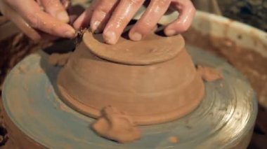 Devrilmiş bir kase potters tekerlek üzerinde son işleme sırasında spin.