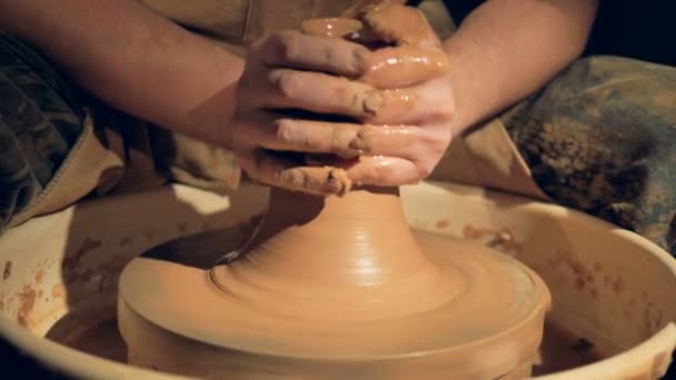 Une vue rapprochée sur les mains de potiers jetant un vase . — Video