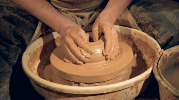 Potters el üstünde a tekerlek geniş düşük bir kase yapacaklar. — Stok video