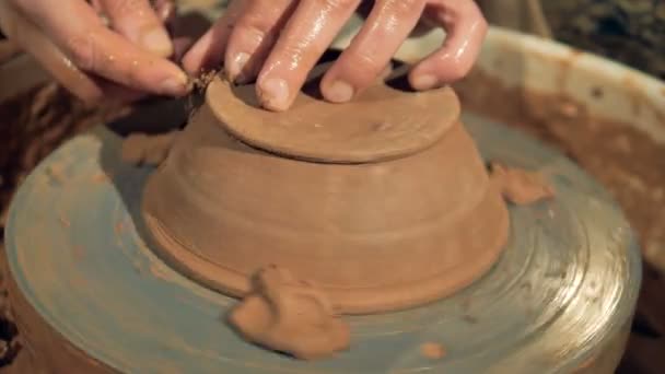 Devrilmiş bir kase potters tekerlek üzerinde son işleme sırasında spin. — Stok video