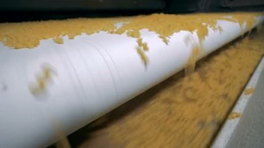 Spagetti bir dar hızlı hareket eden ışınlama statik video görüntüleri için geniş bant düşüyor.
