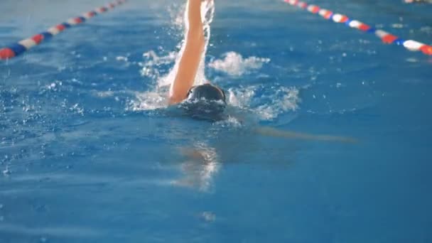 Жінка плаває назад у повільному русі . — стокове відео