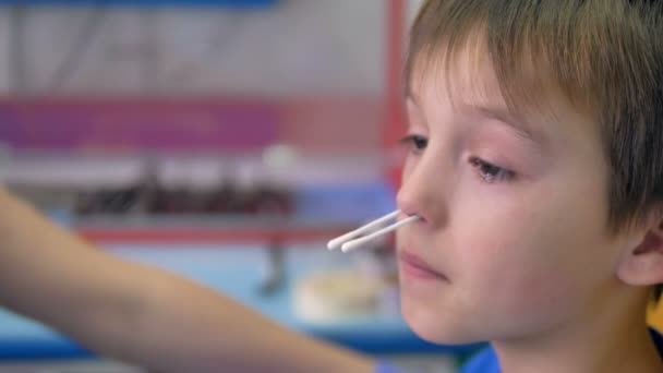 Close up van een jongens gezicht tijdens nasale procedure — Stockvideo