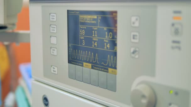 Zblízka pacientský monitor zobrazující vitální funkce. — Stock video