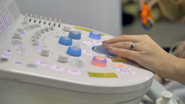 Mujer está operando un escritorio de consola de un dispositivo de ultrasonido — Vídeos de Stock