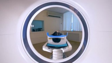 Tomograph, MRI, Mr'ı inceden inceye gözden geçirmek. Manyetik rezonans görüntüleme, tıbbi muayene kavramı hastaya.
