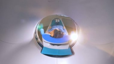 Tomograph, MRI, Mr'ı inceden inceye gözden geçirmek. Manyetik rezonans görüntüleme, tıbbi muayene kavramı hastaya.
