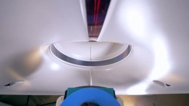 BT veya MRI tarayıcıya muayene sırasında yalan kadın.