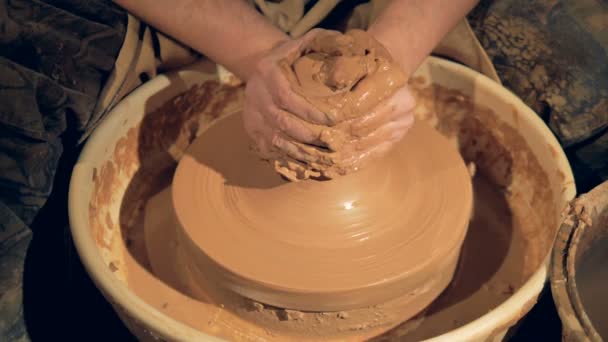 Töpfer wirft mit beiden Händen Ton in eine hohe Vase. — Stockvideo