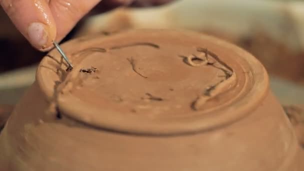 En detaljerad vy på en botten av en lera skål under slutlig bearbetning. — Stockvideo