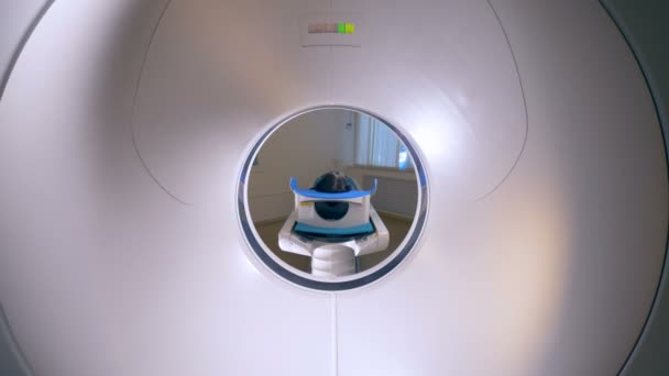 Scanner IRM, tomographe avec patient passant un examen médical . — Video