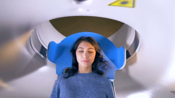 Vrouw in Cat-scan machine. — Stockvideo