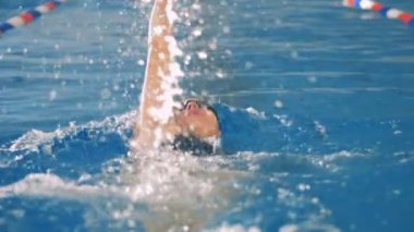 Bir kadın uzağa içinde yüzüyor bir geriye doğru bir yavaş hareket tarzı tarama. 