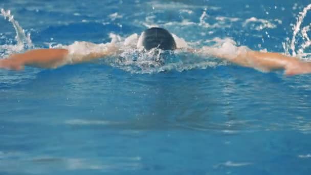 Een zwemster dichter bij de camera. — Stockvideo