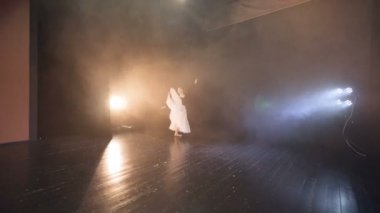 Ağır çekim balerinler atlar. Steadicam. HD.