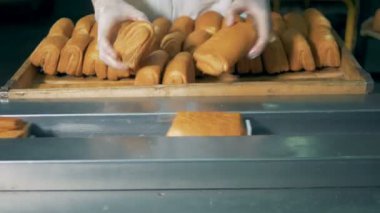Baker ekmek konveyör, önden görünüm koyuyor.