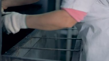 Baker çizikler uzun tane ekmek yapıyor.