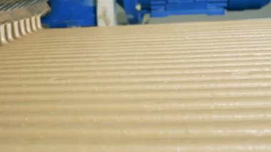 Bir çalışma konveyör akan tatlı şeker krem yakın çekim