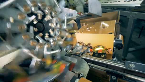 Närbild på en fabrik maskin omslagen upp choklad godis — Stockvideo