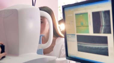 Genç bayanın görme yeteneği ile tıbbi ekipman denetimi yapılıyor