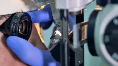 Bir adam bir göz içine takılı olan tıbbi göz, yakın çekim