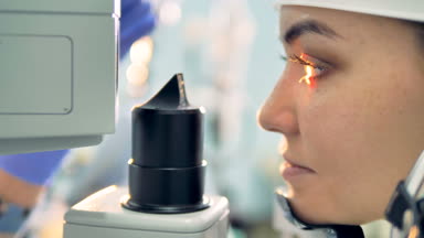 Kadının göz doktor elinde bir göz tarafından muayene yakın çekim