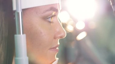 Genç kadının gözleri hesabı için kullanılan doktor elinde bir göz, yakın çekim