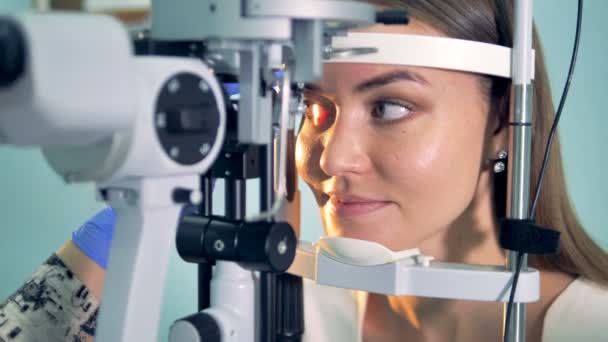 Beide jonge ladys ogen zijn gecontroleerd door speciale ophthalmic apparatuur — Stockvideo