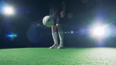 Futbol oyuncusu çift sağ ayak ile dünya hüner etrafında yapıyor.
