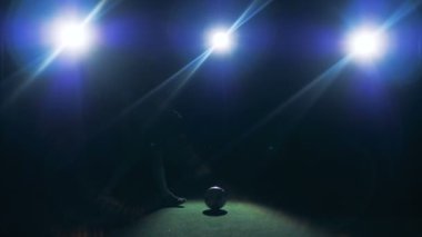 Profesyonel futbolcu topa geliyor ve parlak ışıkta dengelemek, yüz için görmedim başlangıç. 