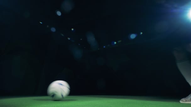 Fußballprofi stürmt ins Bild, holt sich den Ball, jongliert und rauscht raus. — Stockvideo