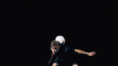 Profesyonel futbolcu kafasına bir top atma ve hile yapma. 