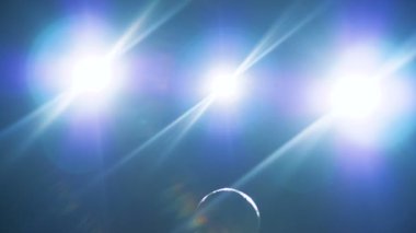 Profesyonel futbolcu parlak kafasında bir top ile ışık, yüz görmedim, önden görünüm, yakın çekim hile yapıyor. 