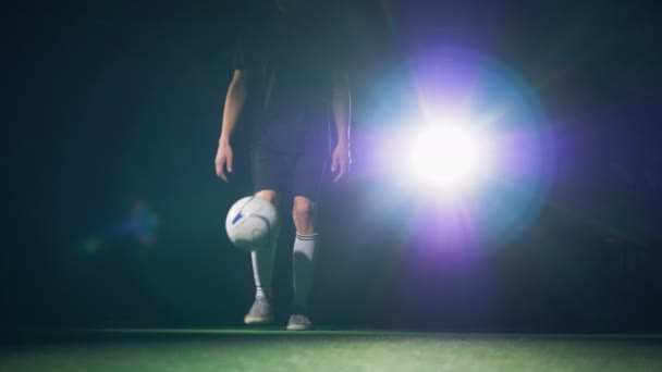 Професійний футболіст жонглює м'яч, вид спереду . — стокове відео