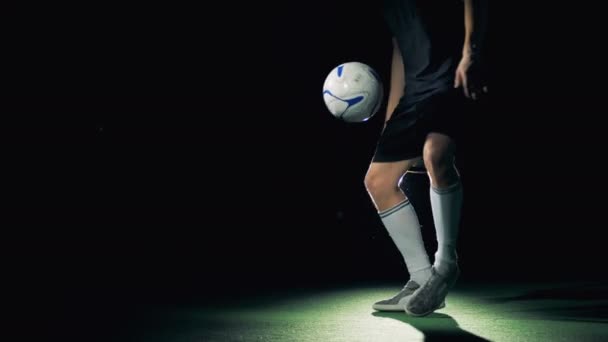 Jogador de futebol profissional está malabarismo, segurando uma bola e fazendo truques, visão à esquerda . — Vídeo de Stock