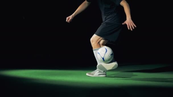Jogador de futebol profissional está fazendo malabarismos e truques com seu pé direito . — Vídeo de Stock