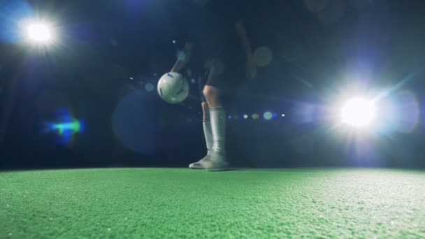 Fußballprofi bekommt einen Ball und trickst und tritt auf der ganzen Welt. — Stockvideo